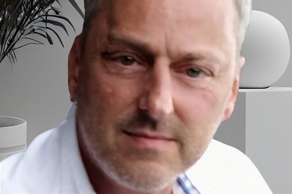 Nahaufnahme eines Mannes mit kurzen, grauen Haaren. Autor der Fantasy-Romanreihe "Valena"